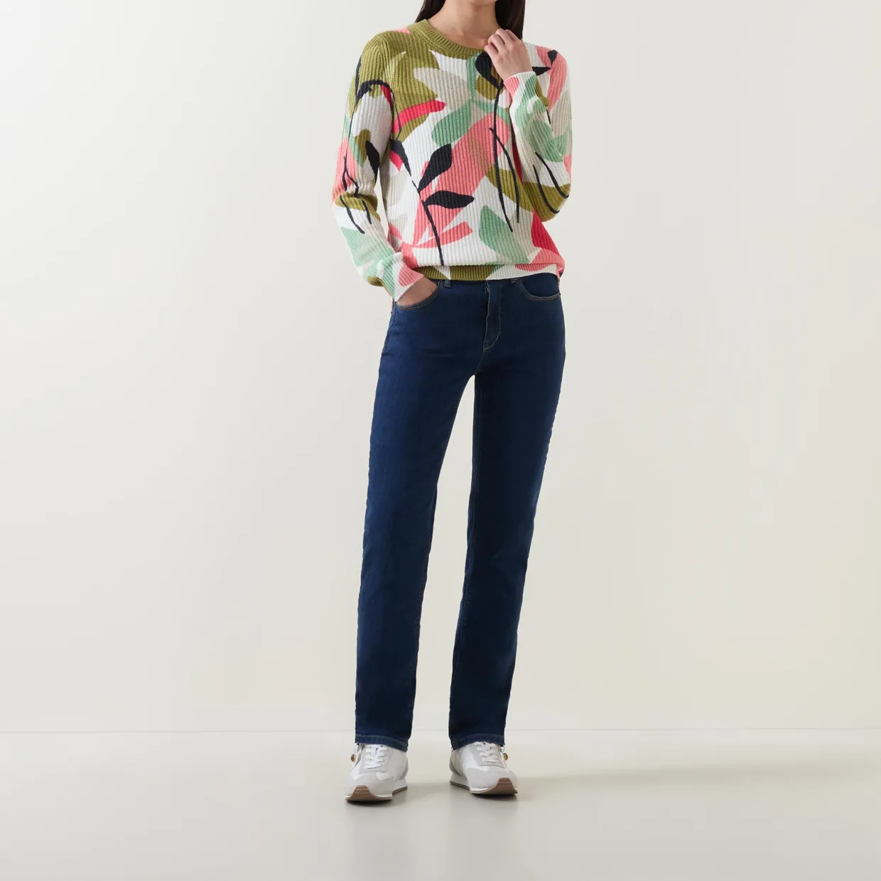 An Mid-Rise Slim Leg Jeans