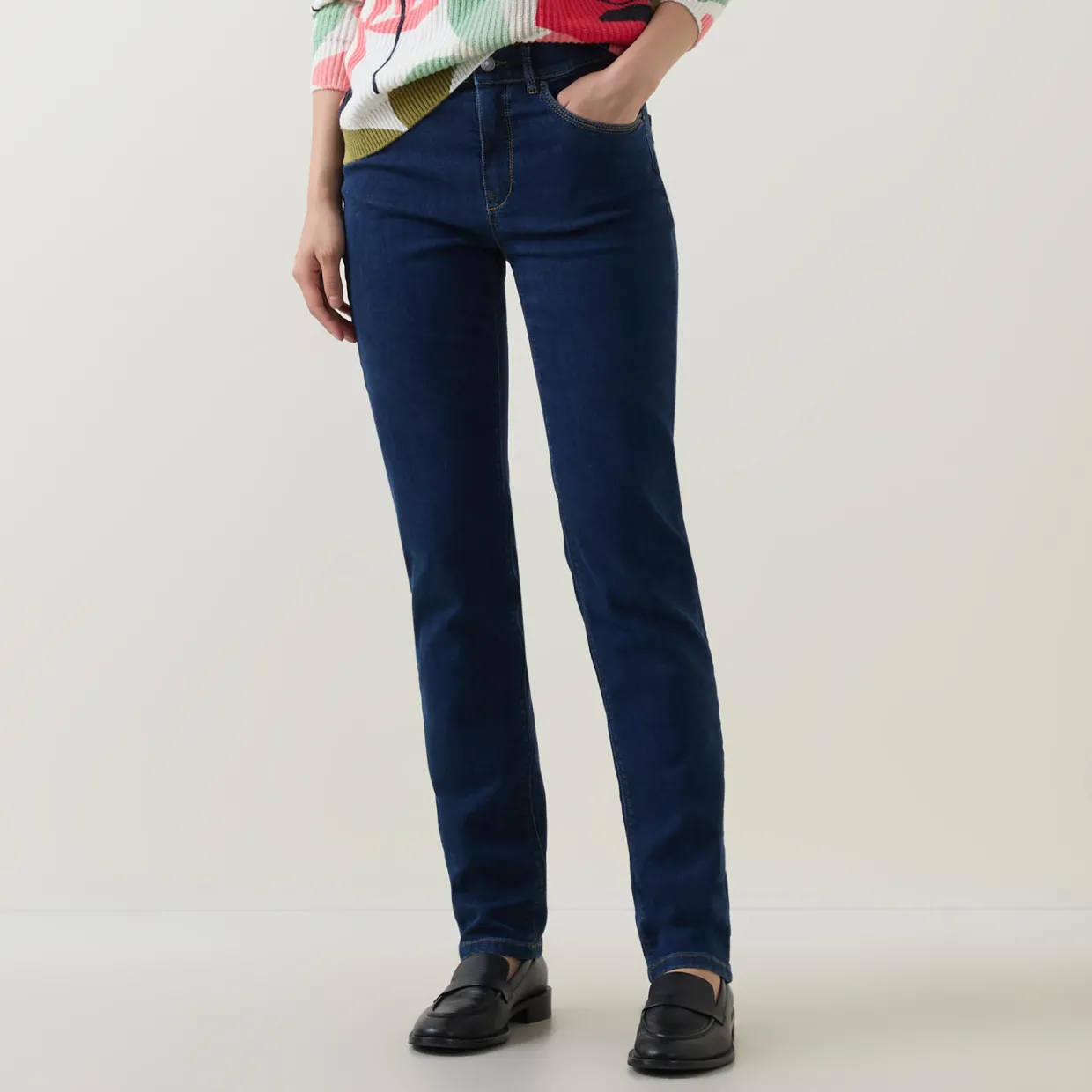 An Mid-Rise Slim Leg Jeans