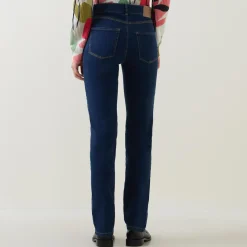 An Mid-Rise Slim Leg Jeans