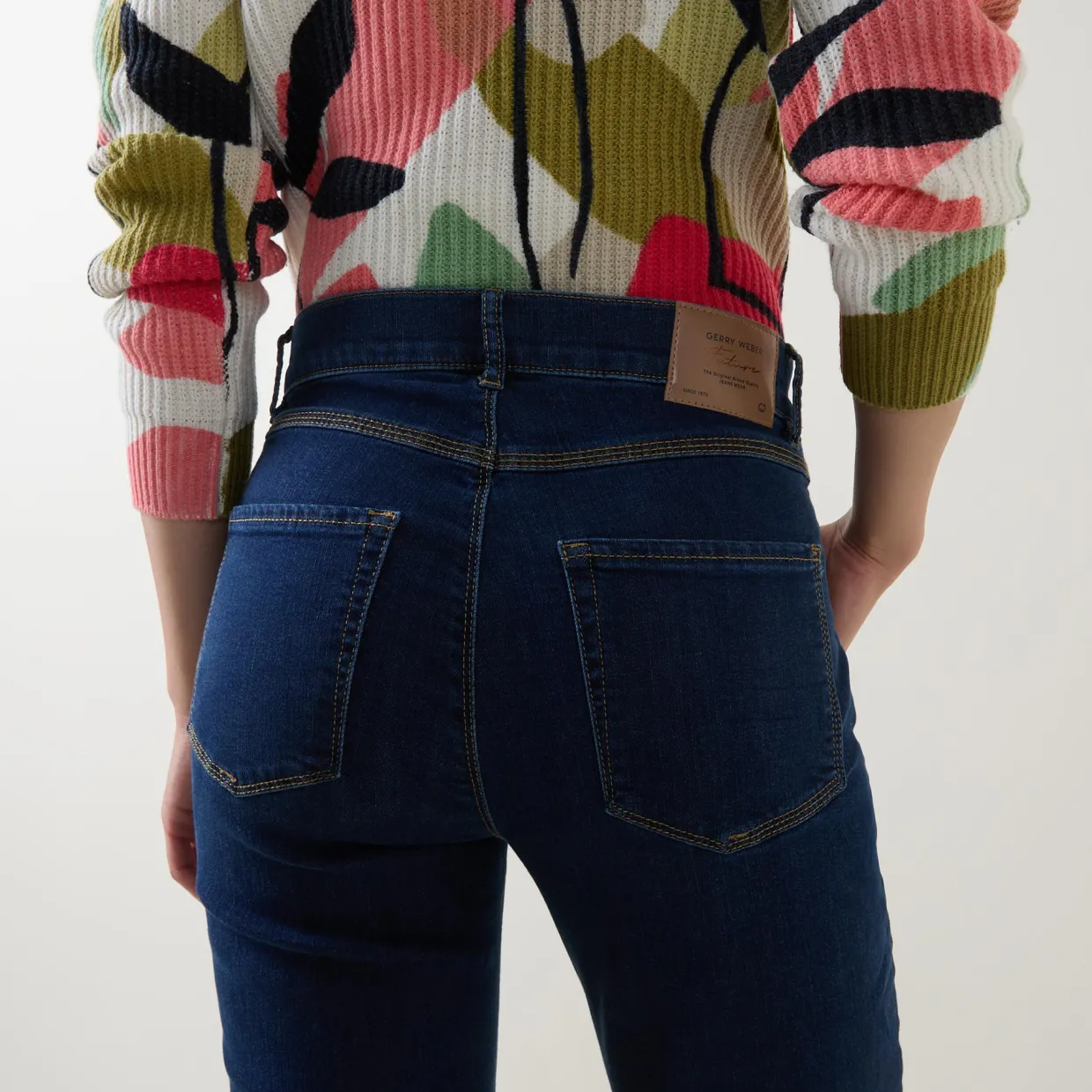 An Mid-Rise Slim Leg Jeans